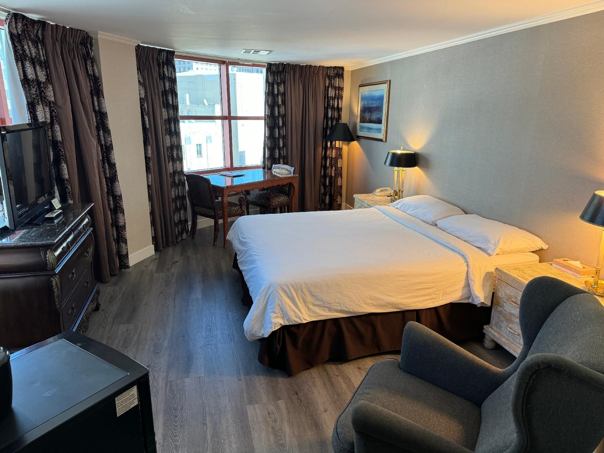 Deluxe - 1 King Bed