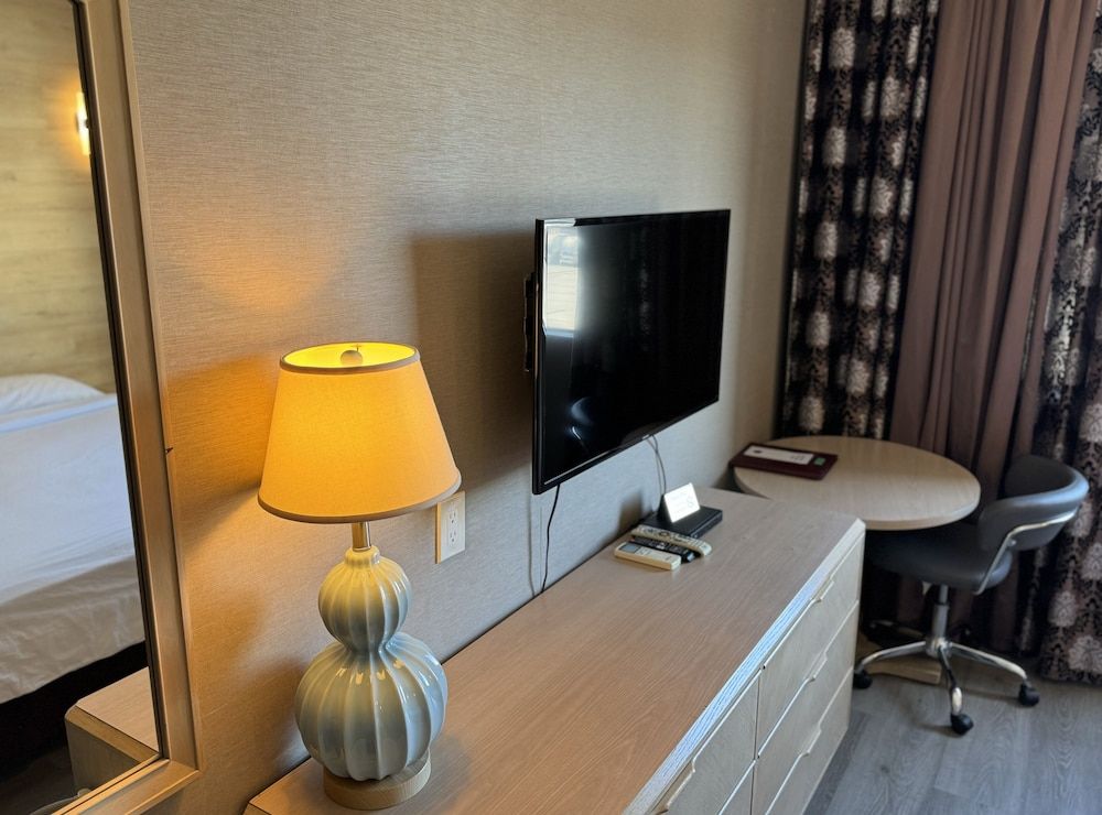 Garden Suite Hotel Standard Room, 1 King Bed 6