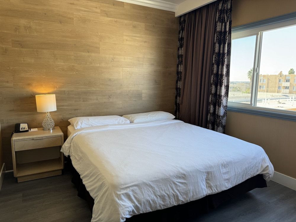Garden Suite Hotel Standard Room, 1 King Bed 3