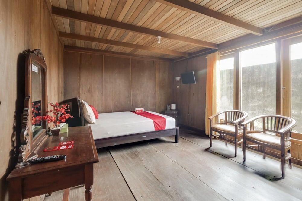 Deluxe Room (RedDoorz)