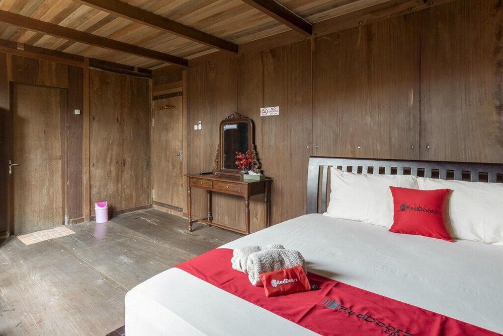 Deluxe Room (RedDoorz)