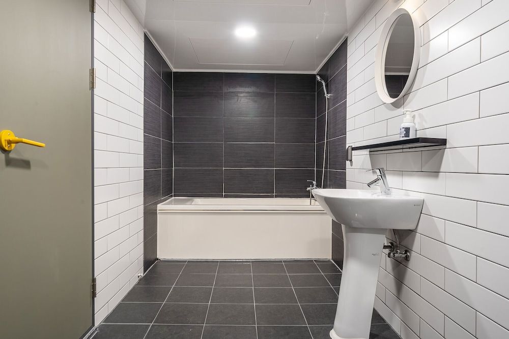 26 HOTEL Twin Room 6