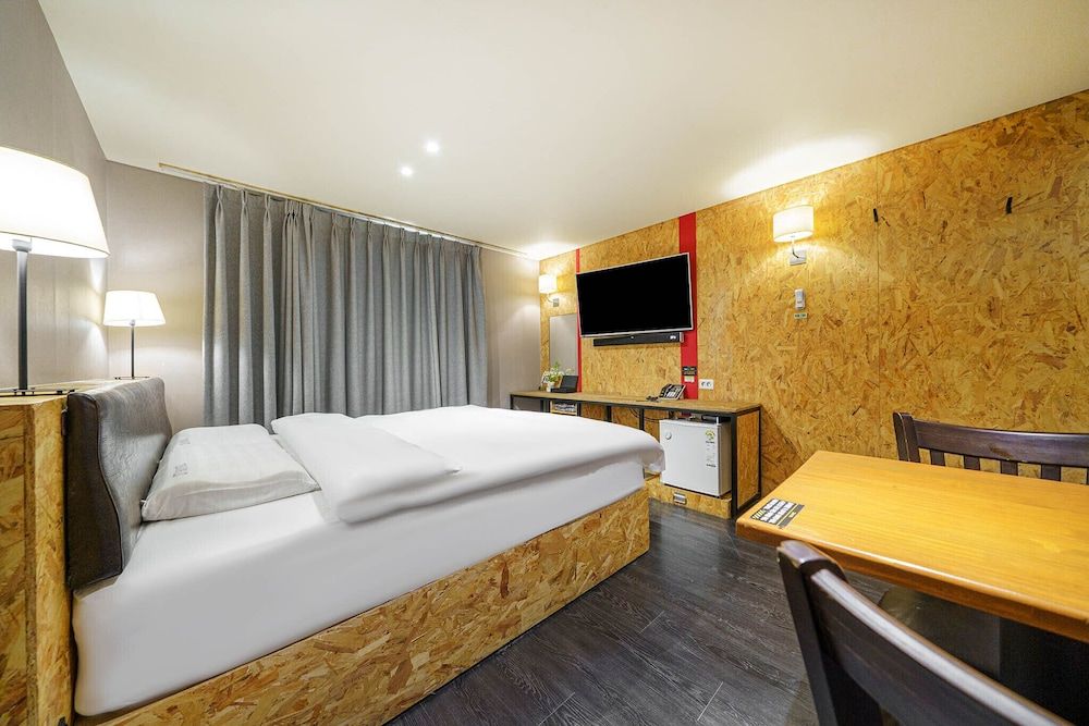 26 HOTEL Deluxe Room 5