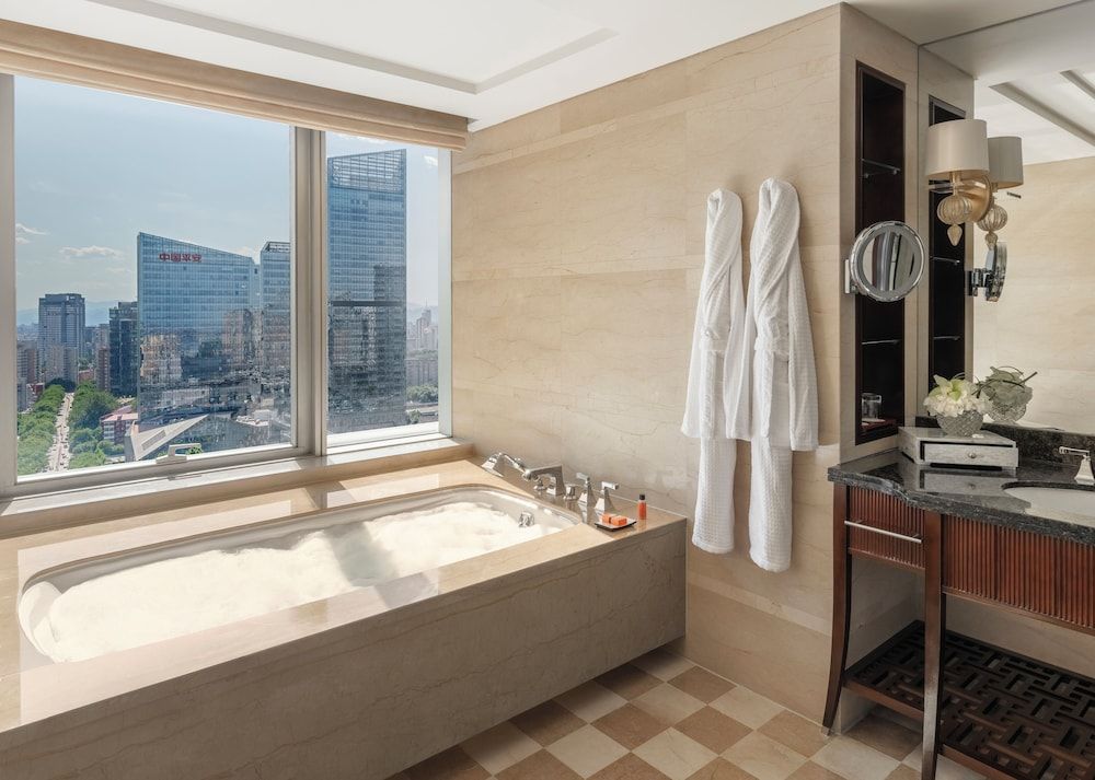 Four Seasons Hotel Beijing Deluxe Room, 1 King Bed, City View 4