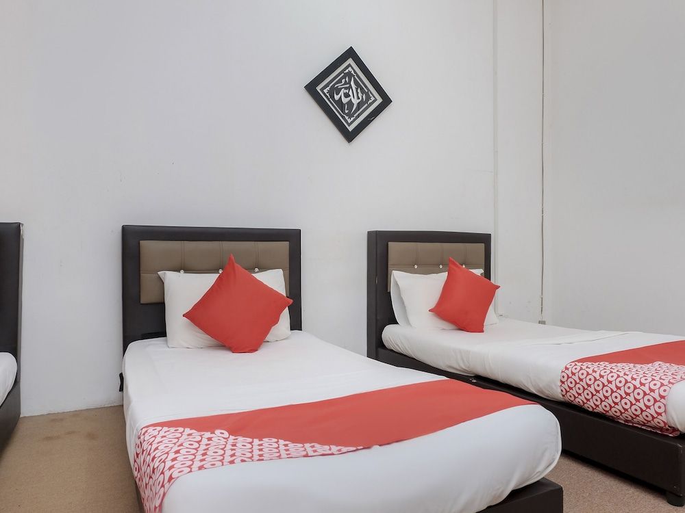 OYO 90180 Gemilang Hotel Kerteh Deluxe Triple Room 3