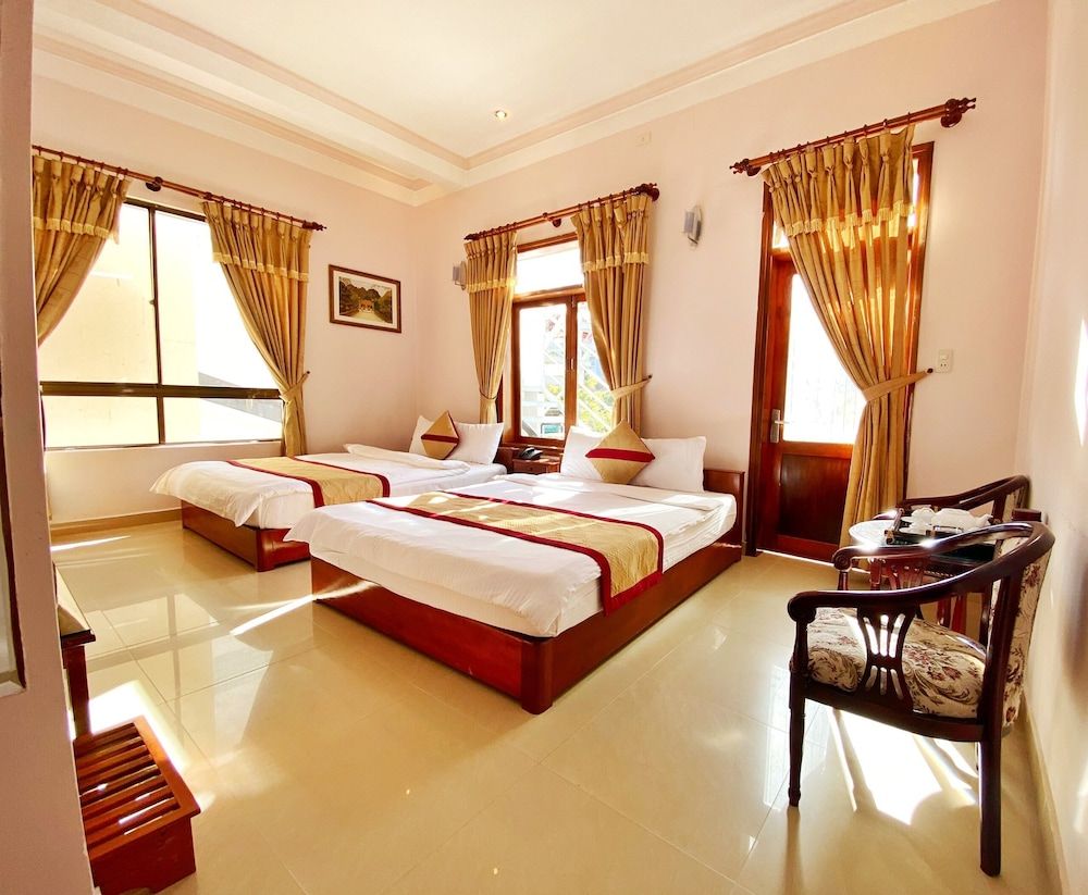 undefined Gold Night Hotel 10