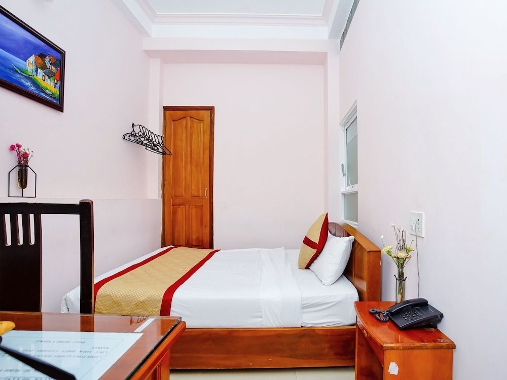 undefined Gold Night Hotel 2