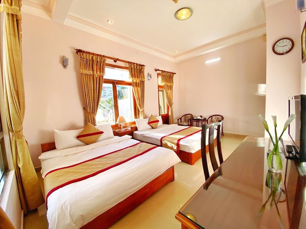 undefined Gold Night Hotel 7