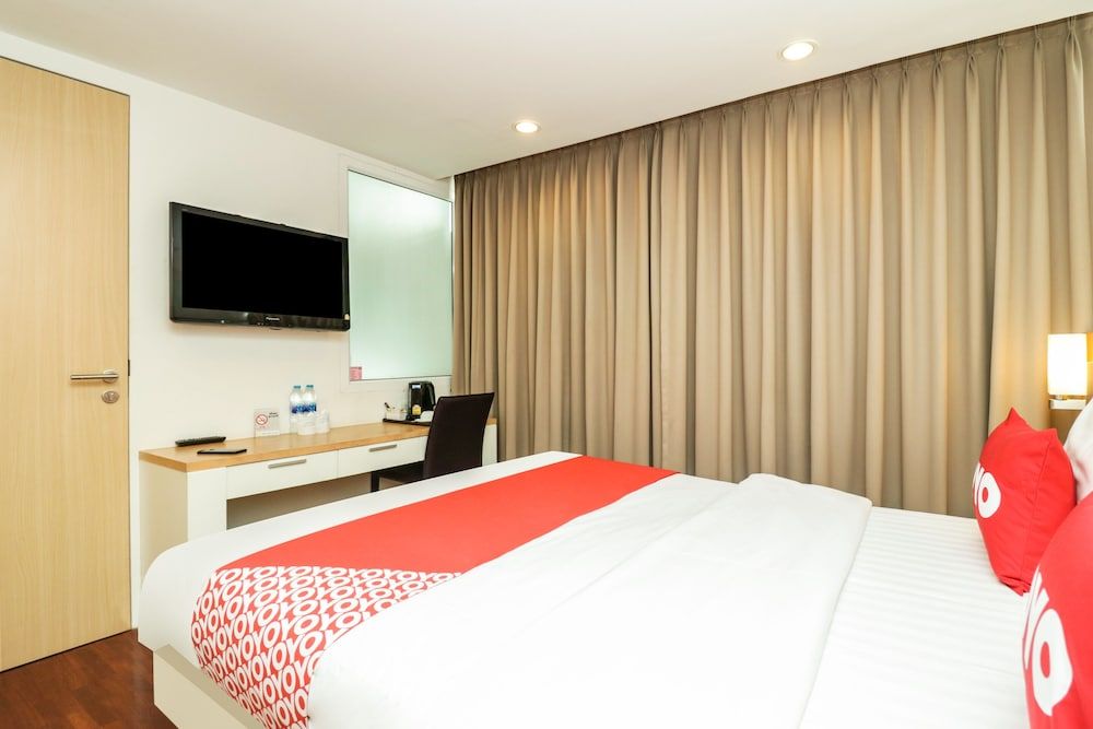 OYO 225 Premier Place Hotel Deluxe Double Room 4