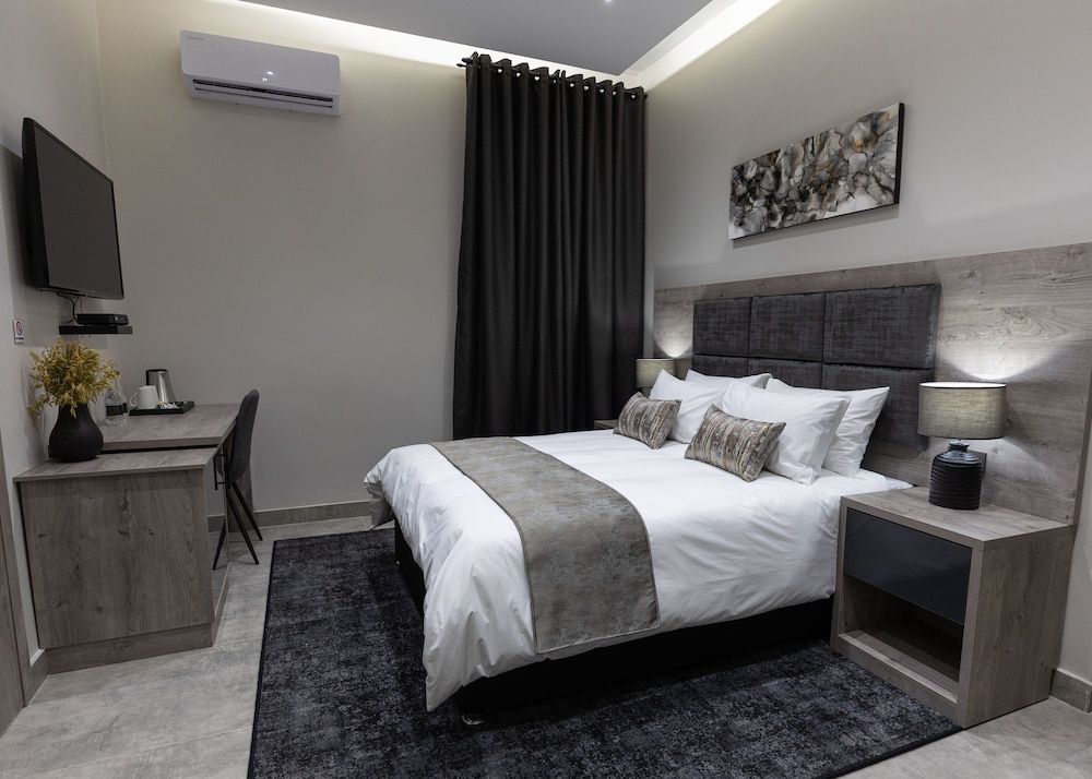 Luxe Suites Boutique Hotel Deluxe Double Room 3