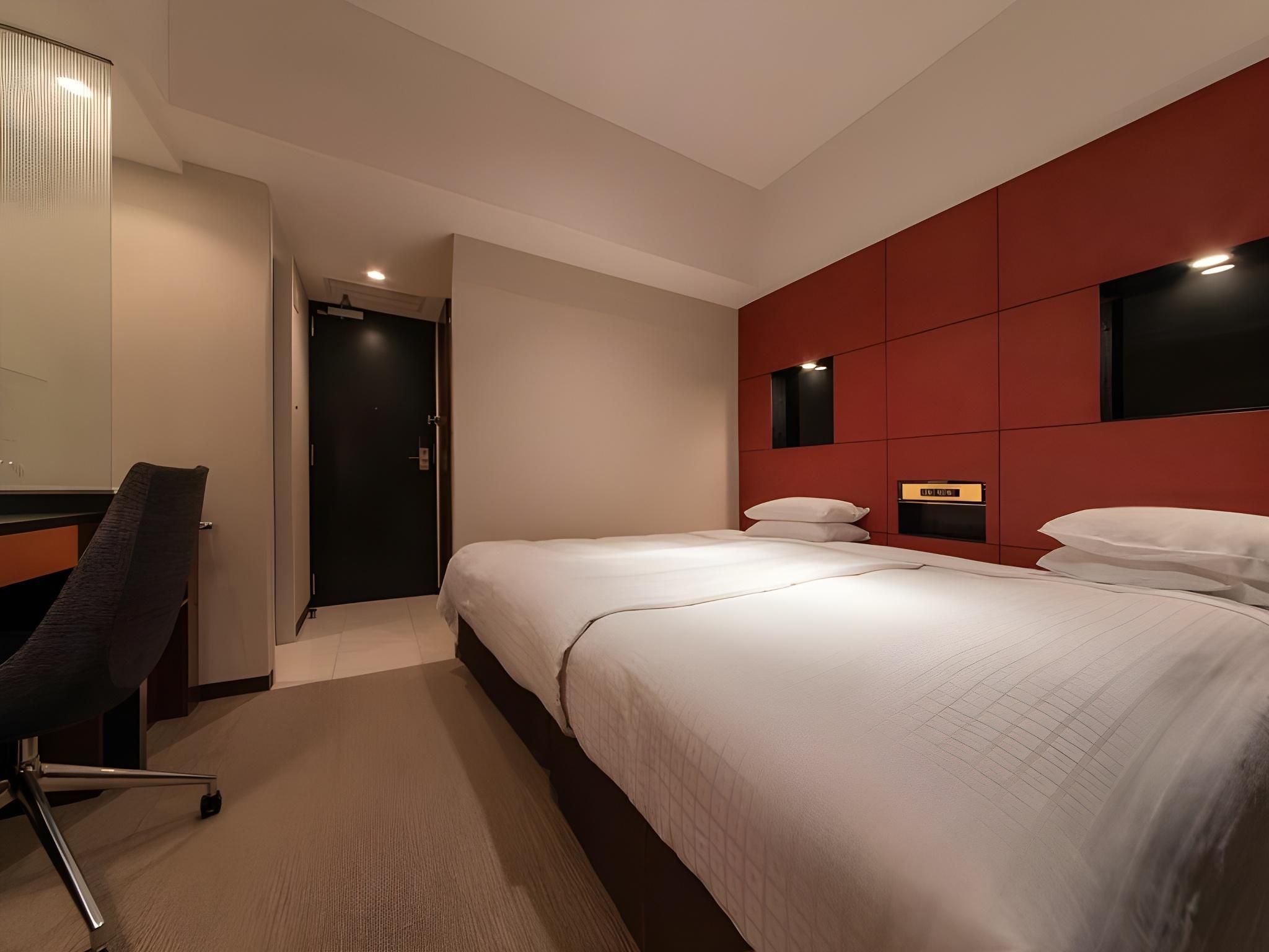 Hollywood Twin - Smoking