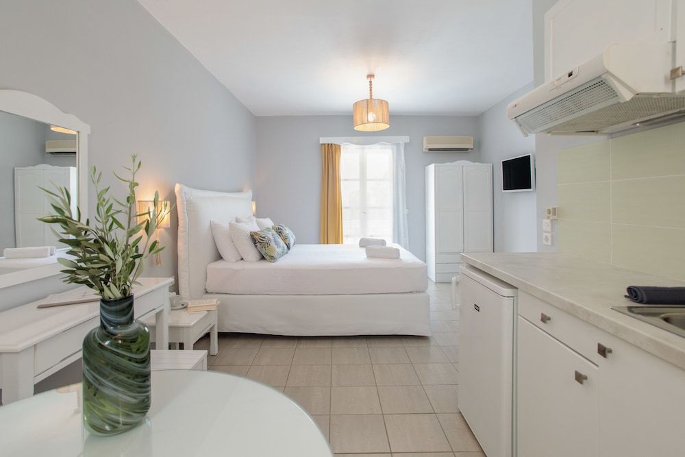 Superior Studio, Queen, Partial Sea View, Balcony