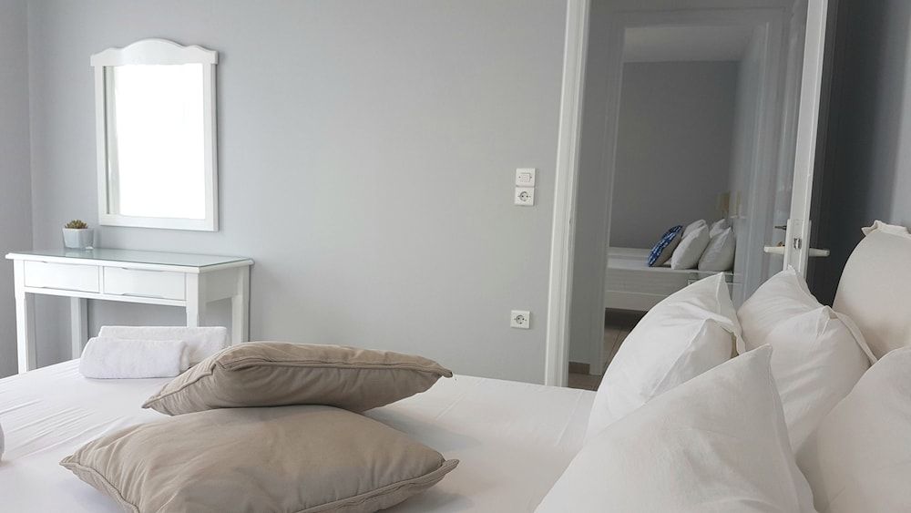Family Apartment, Queen and 1 Twin, Partial Sea View, Balcony