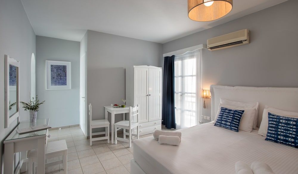 Superior Studio, Queen, Partial Sea View, Balcony