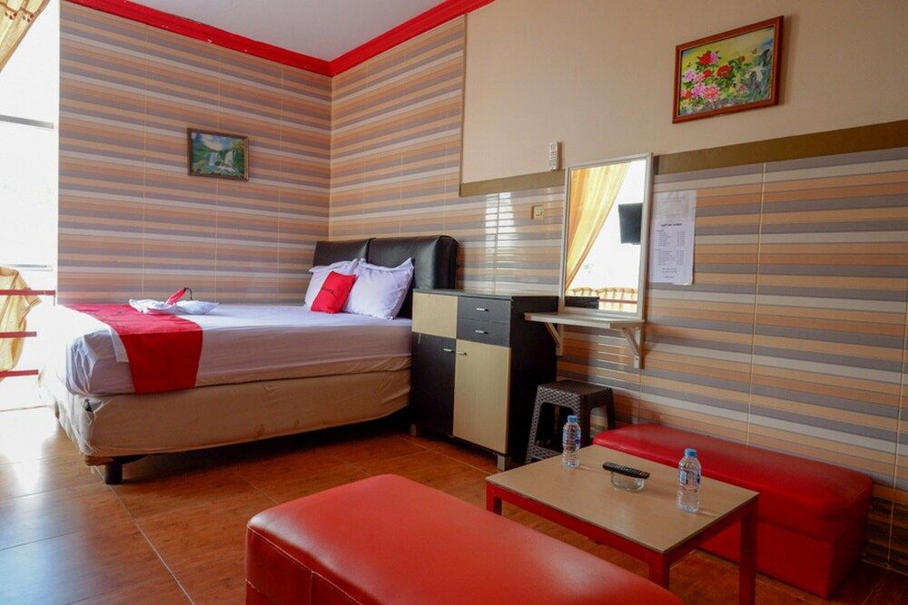 Deluxe Room (Reddoorz)