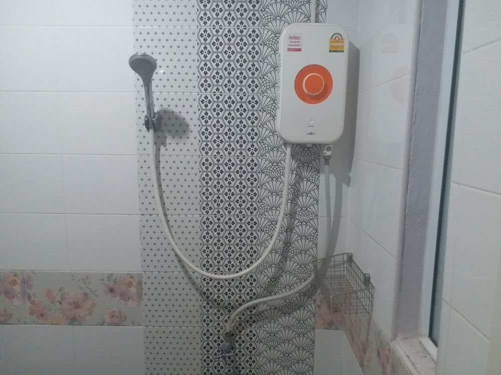 Chawalee Place Standard Twin Room 9