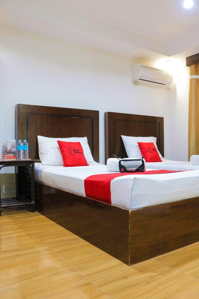 undefined RedDoorz @ Junquera Extension Cebu 8