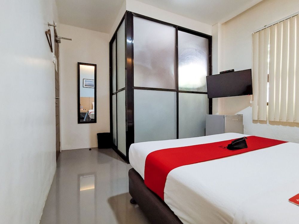 RedDoorz near Trade School Gensan Deluxe Room 6