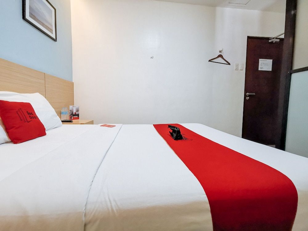 RedDoorz near Trade School Gensan Deluxe Room 3