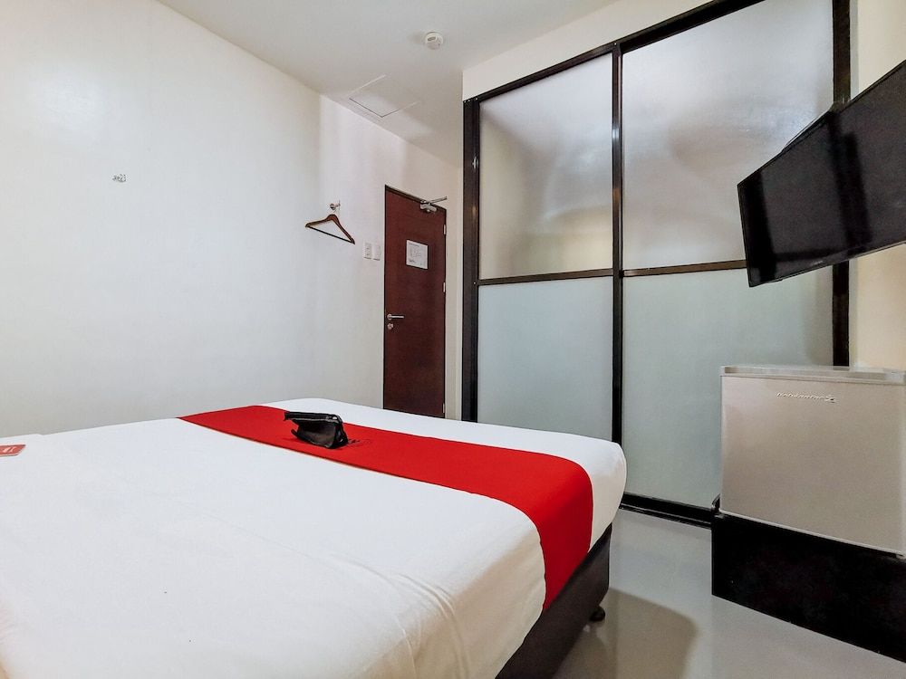 RedDoorz near Trade School Gensan Deluxe Room 4