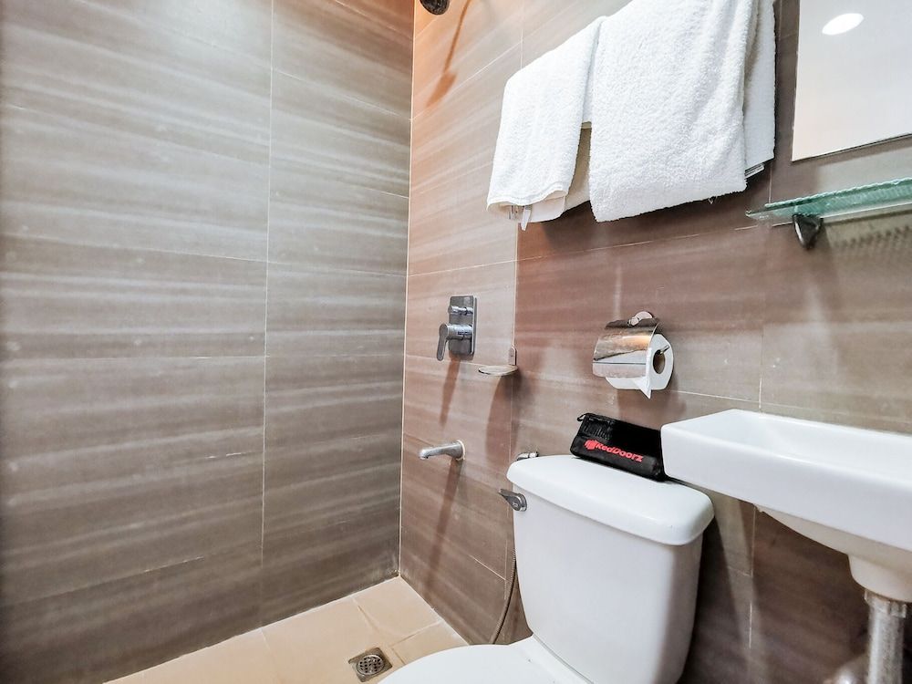 RedDoorz near Trade School Gensan Deluxe Room 7