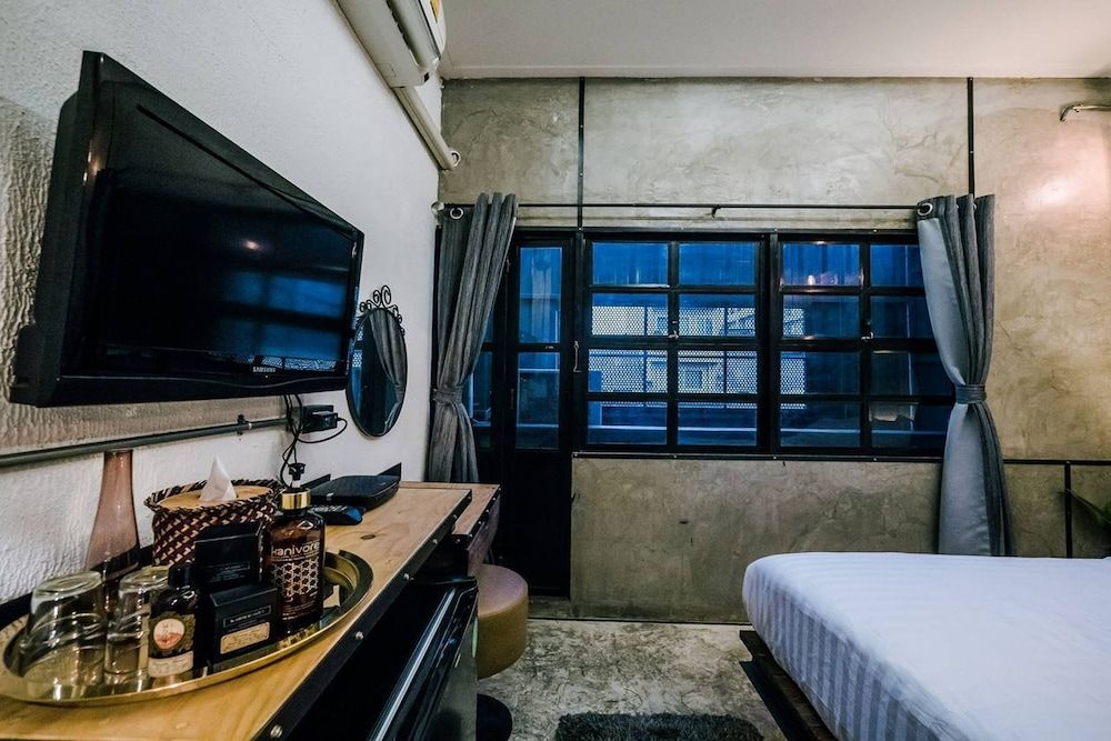 Zeds Hostel Bangkok Standard Double Room with Private Bathroom 6