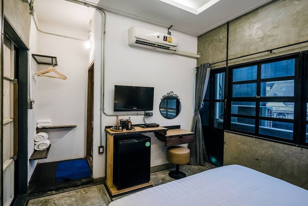 Zeds Hostel Bangkok Standard Double Room with Private Bathroom 5