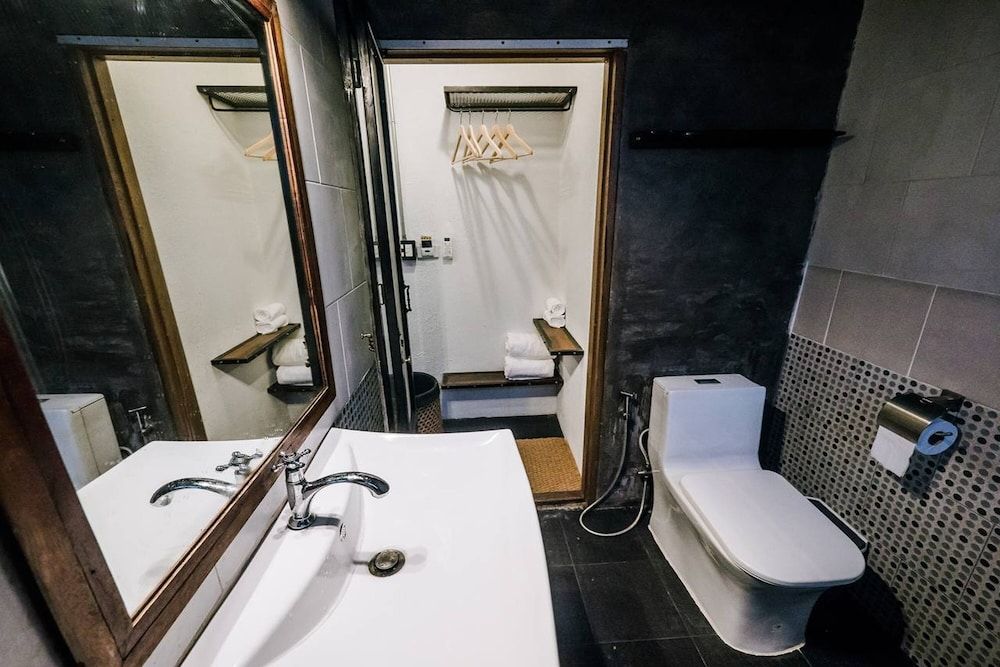 Zeds Hostel Bangkok Standard Double Room with Private Bathroom 4