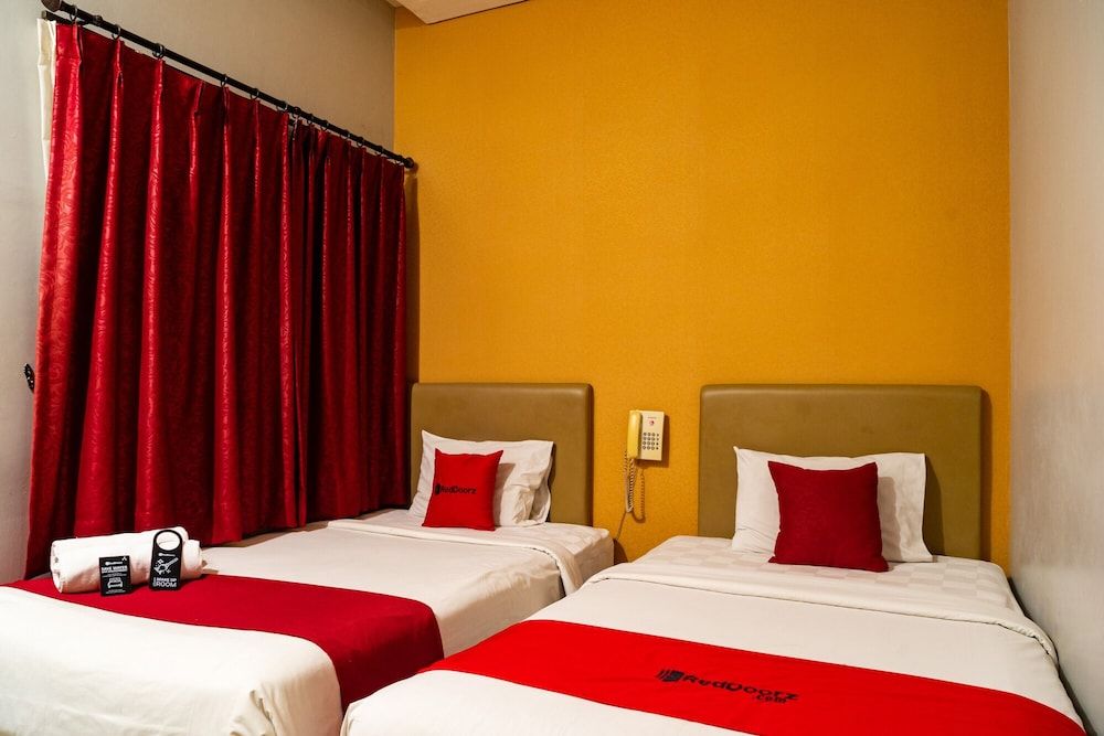 RedDoorz Plus near Blok M Square Twin Room (RedDoorz) 4