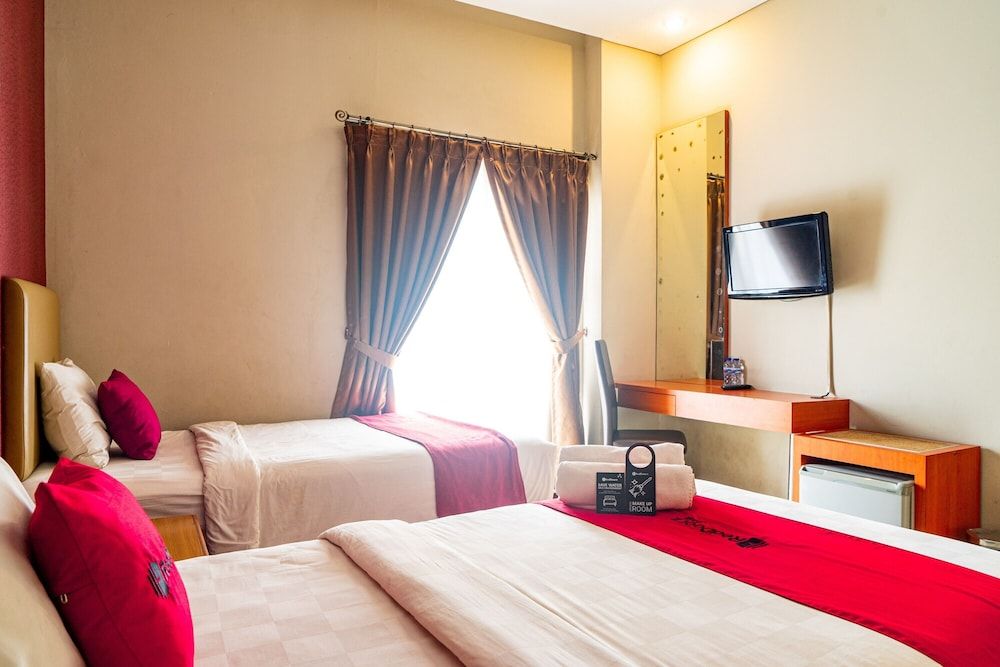 Premium Twin Room (RedDoorz)