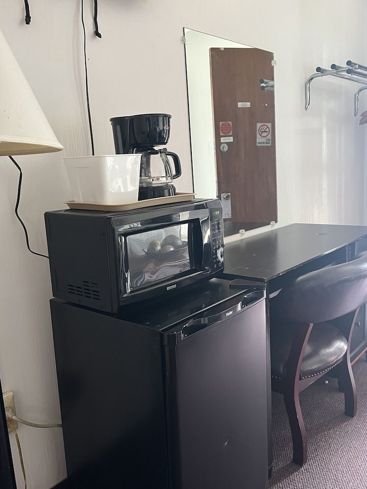 Midtown Inn & Suites Standard Room, 1 Queen Bed 6