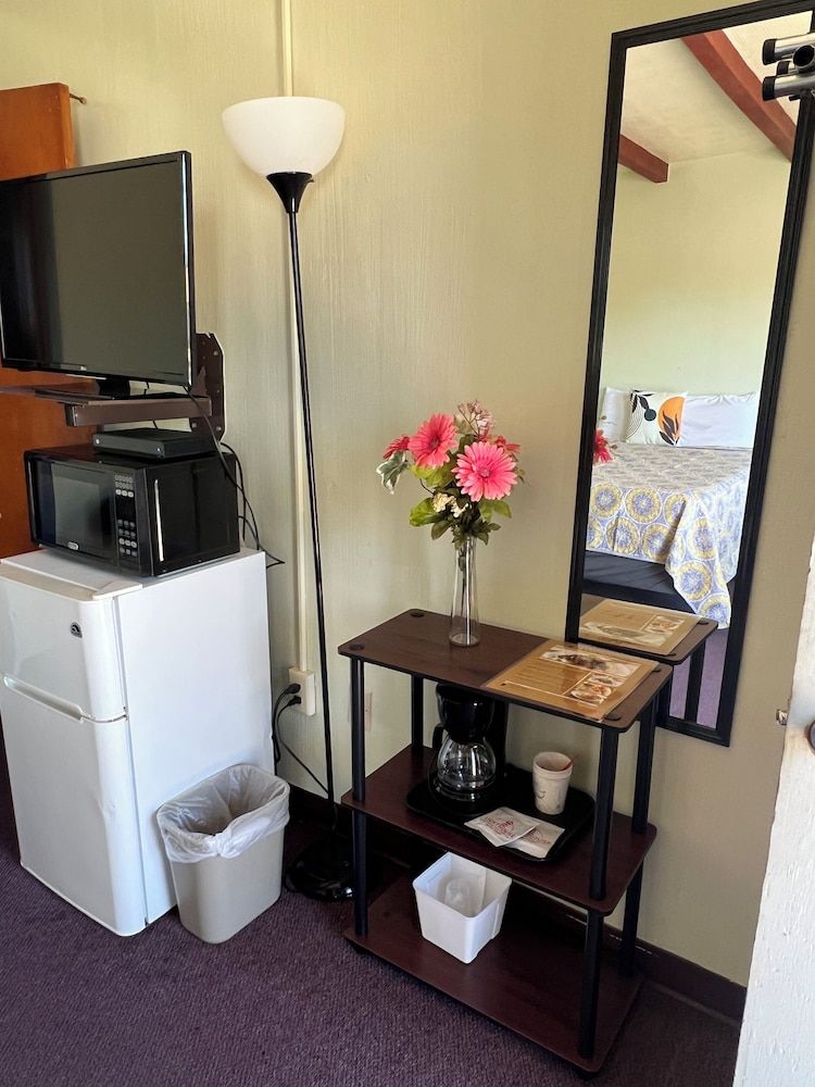 Midtown Inn & Suites Standard Room, 1 Queen Bed 5