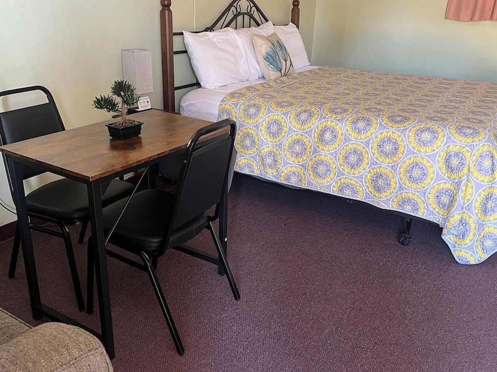 Midtown Inn & Suites Basic Single Room, 1 King Bed 2