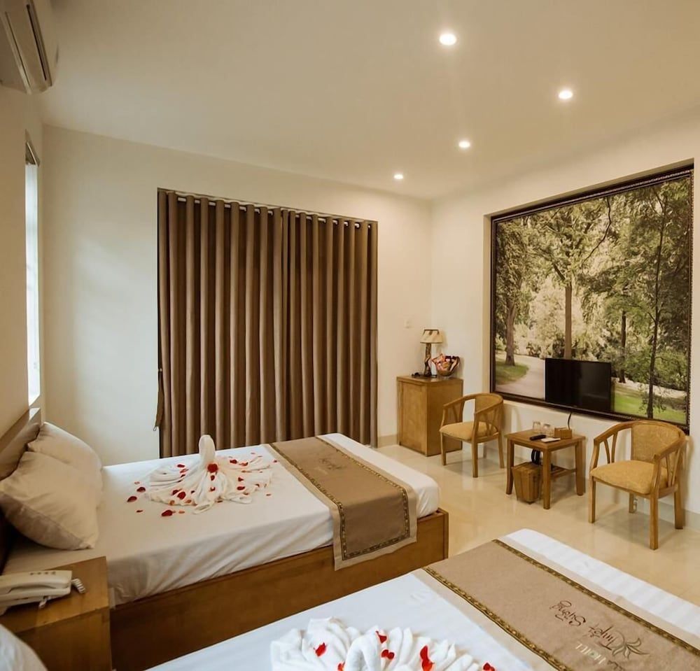 Tuyet Suong Villa Hotel Standard Quadruple Room 6