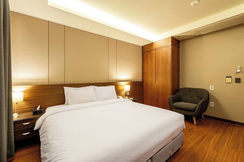 Hotel Sunbee Insadong Standard Double Room (Check parking with hotel. No parking without confirmation) 2