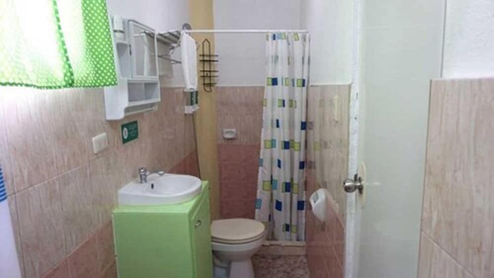 Cronin Inn by Cocotel Twin Room, 2 Queen Beds 9