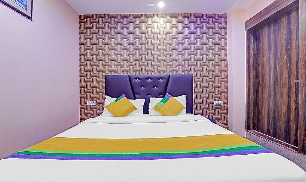  Itsy Hotels Royal Galaxy - 3 km from Sangam Economy Room