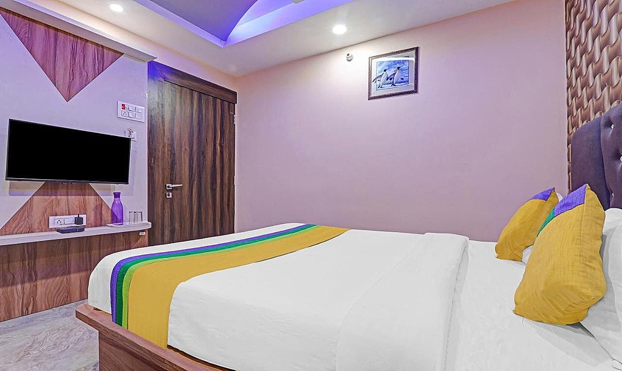  Itsy Hotels Royal Galaxy - 3 km from Sangam Economy Room 3