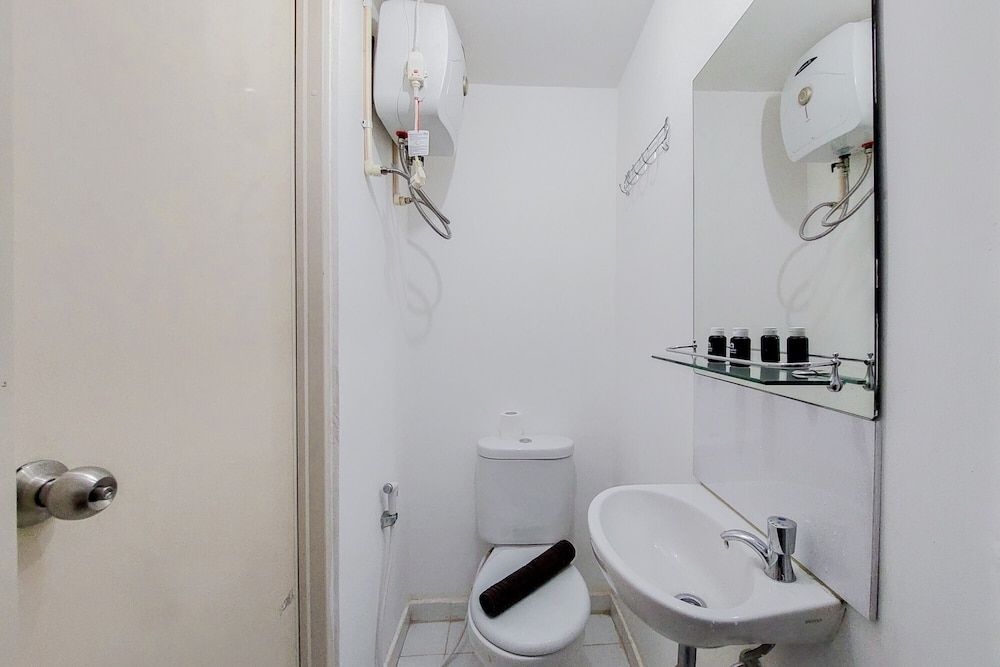 undefined Cozy And Minimalist Studio (No Kitchen) At Aeropolis Apartment 7