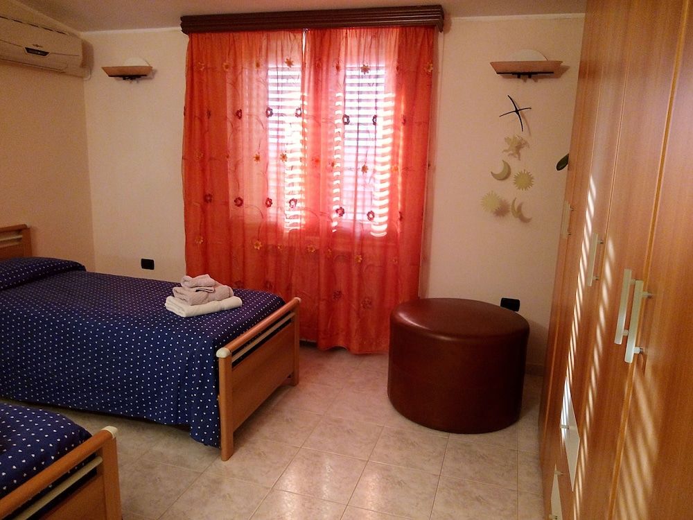 Le Calle Classic Twin Room, 2 Twin Beds, Non Smoking, Ensuite (Purple Room) 4