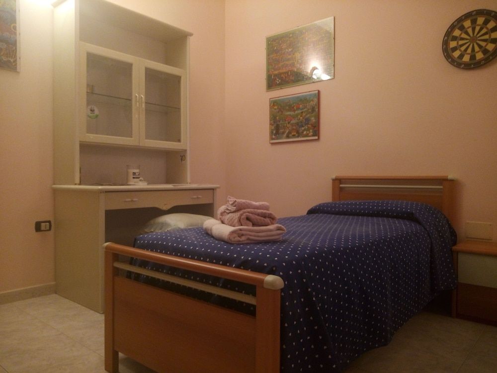 Le Calle Classic Twin Room, 2 Twin Beds, Non Smoking, Ensuite (Purple Room) 3