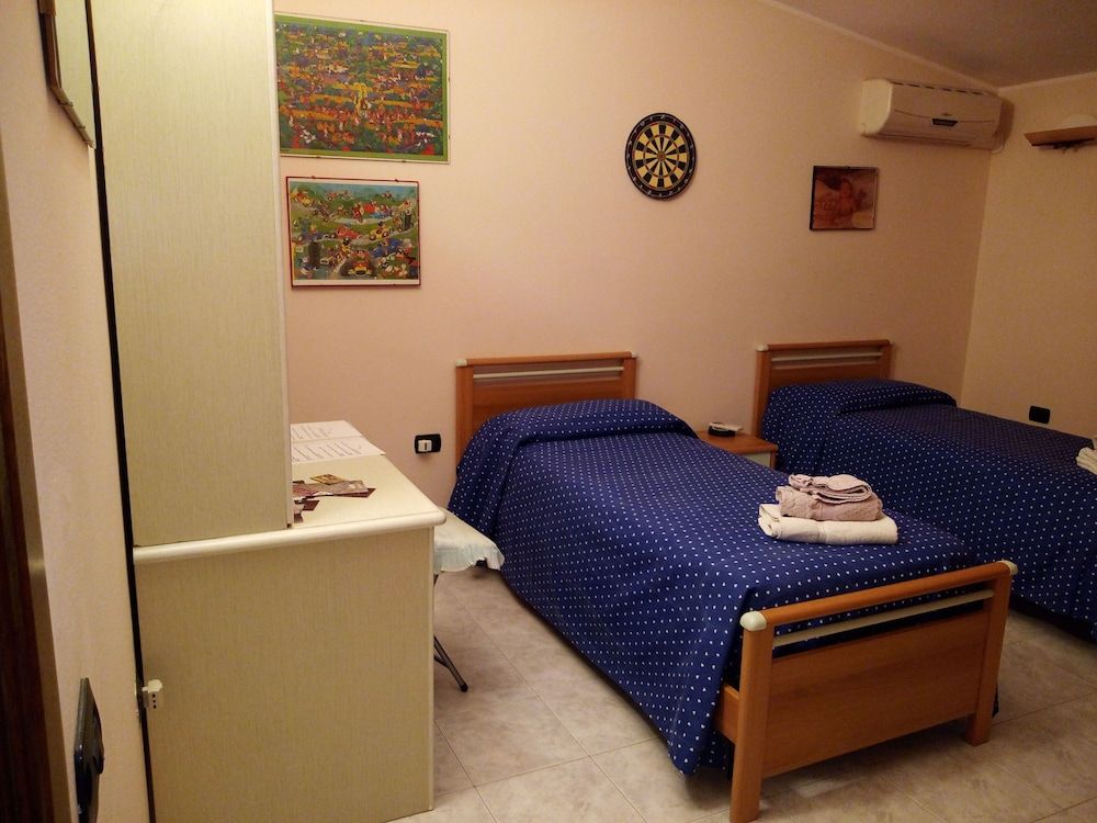 Le Calle Classic Twin Room, 2 Twin Beds, Non Smoking, Ensuite (Purple Room) 2