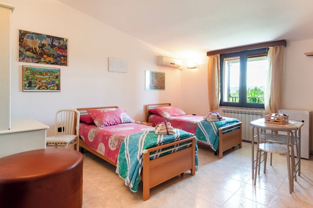 Le Calle Classic Twin Room, 2 Twin Beds, Non Smoking, Ensuite (Purple Room) 5