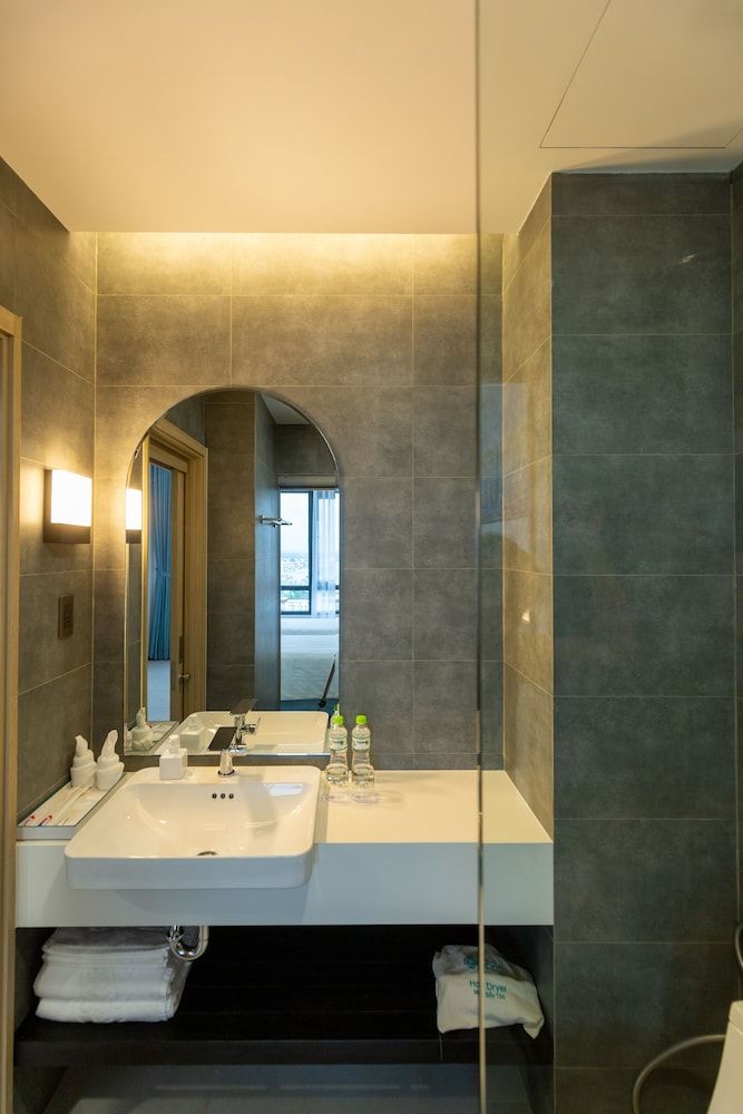 Odin Hotel Quy Nhon Deluxe Double or Twin Room, City View 4