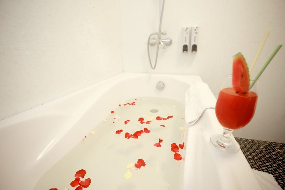 Deep soaking bathtub