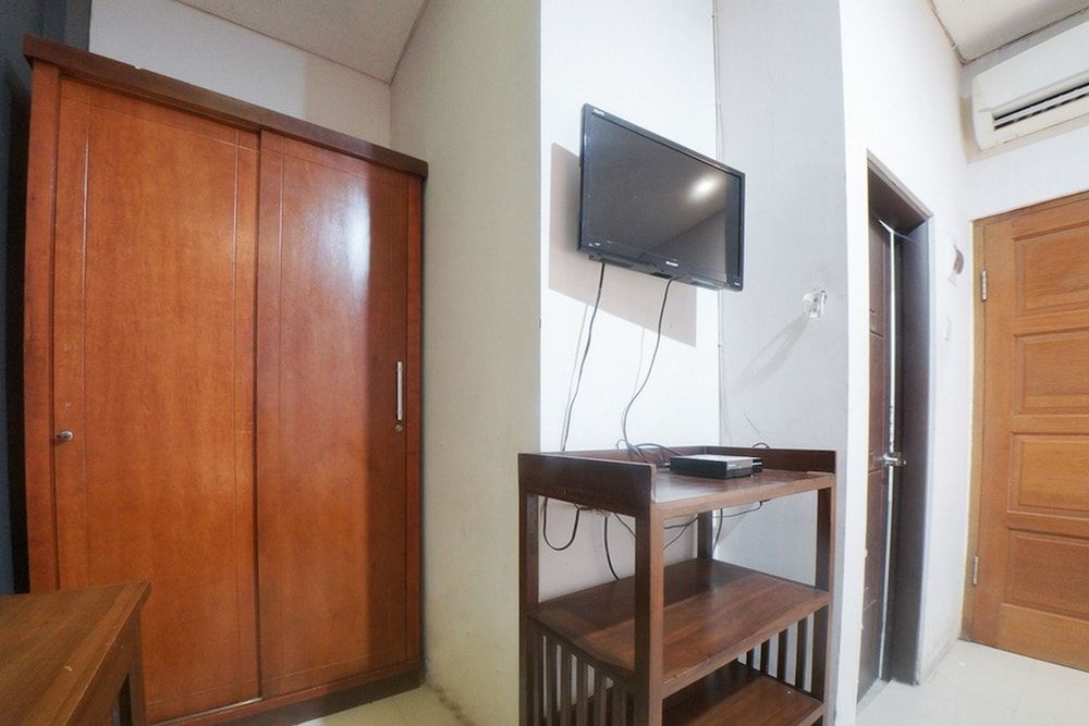 RedDoorz Plus near Green Pramuka Square Mall Twin Room 6