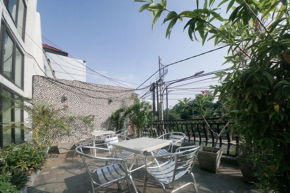 undefined RedDoorz Plus near Green Pramuka Square Mall 5