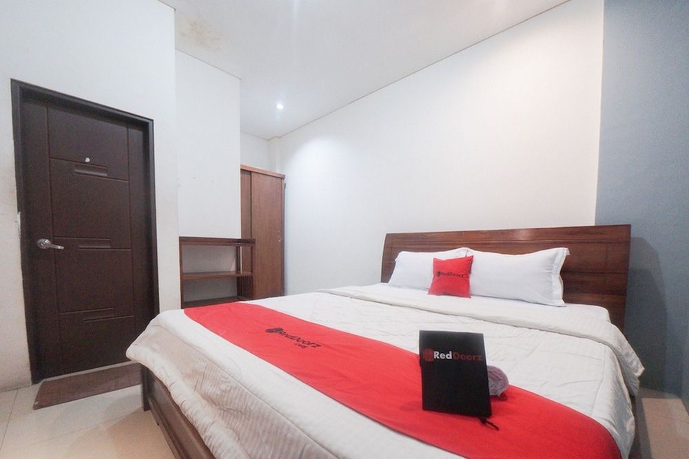 undefined RedDoorz Plus near Green Pramuka Square Mall 2