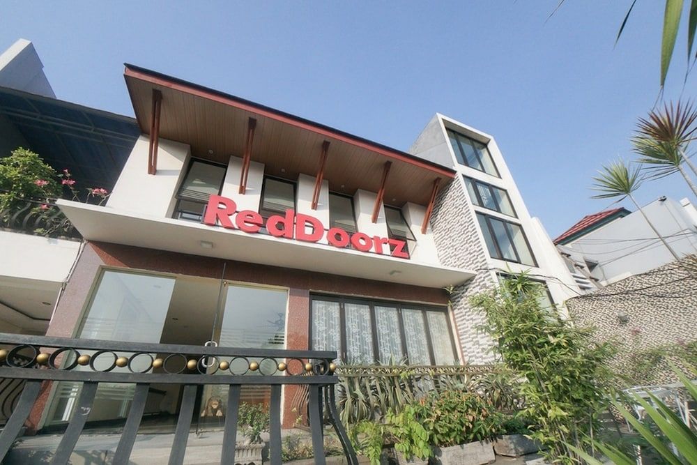 undefined RedDoorz Plus near Green Pramuka Square Mall 3