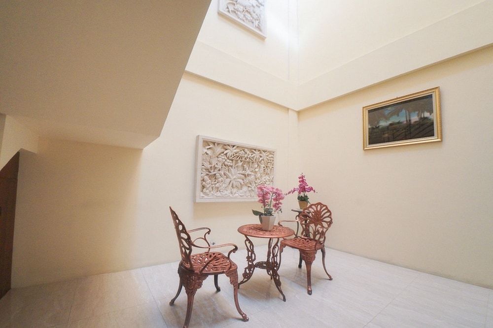 undefined RedDoorz Plus near Green Pramuka Square Mall 9